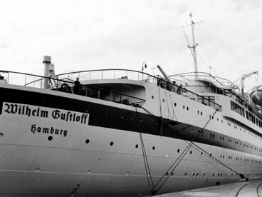 Navio Wilhelm Gustloff atracado, exibindo sua estrutura imponente antes da guerra. Por trás dessa aparência tranquila, escondia-se o cenário de uma das maiores tragédias marítimas da história