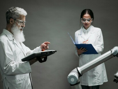 Historicamente, inovações tecnológicas sempre despertaram receios semelhantes. Da Revolução Industrial à popularização dos computadores, o medo da substituição do trabalho humano foi recorrente. No entanto, o que se observou foi uma transformação das funções, exigindo novas habilidades e reconfigurando profissões