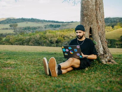 Trabalhar de qualquer lugar tornou-se uma realidade para muitas profissões impulsionadas pela tecnologia. Em meio a tantas mudanças, permanece o desafio de conciliar autonomia, desenvolvimento profissional e relações humanas consistentes