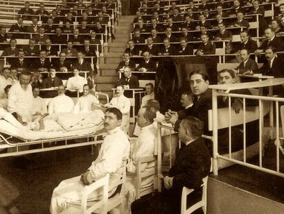 Foto antigua de una clase en el aula de la Charité, uno de los mayores hospital universitarios de Europa