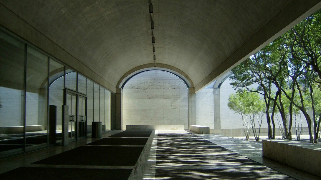 Kimbell Art Museum, Fort Worth, USA. L'architettura di Louis Kahn diventa una meditazione sulla condizione umana. Ci ricorda che l'architettura non è solo un riparo per il corpo, ma anche un santuario per l'anima