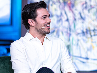 La autopresentación, además, se transforma en un instrumento para conseguir fines específicos, que separa la presentación misma de la persona y su historia para subordinarla instrumentalmente a objetivos concretos.  Jack Edwards, YouTuber, influencer en redes sociales y autor, en el festival SXSW London 2025 en Londres, Inglaterra