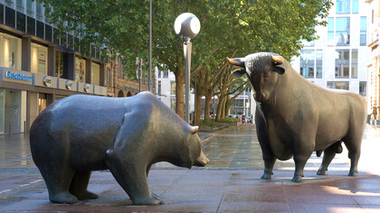 El oso y el toro, los dos animales de la bolsa: «Bear market» y «Bull market» son dos expresiones que se usan  como sinónimos de mercado bajista y alcista, respectivamente.