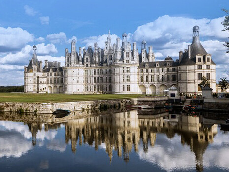 Chambord è considerato uno degli esempi più iconici dell'architettura rinascimentale in Francia. Combina elementi gotici tradizionali con l'innovativa influenza del Rinascimento italiano, creando un'armoniosa fusione di stili che ha influenzato l'architettura francese per secoli, Chambord, Francia