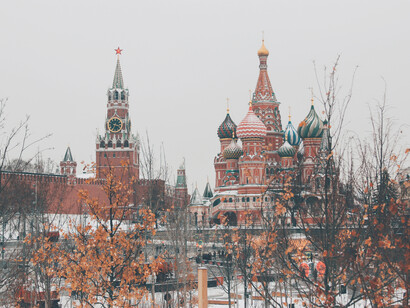 Desde el punto de vista socio-político de la Rusia actual, no existe relación con la Unión Soviética