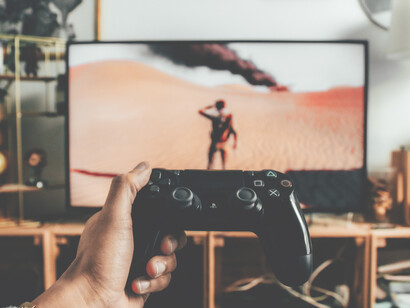 Playing videogames © Teddy Guerrier