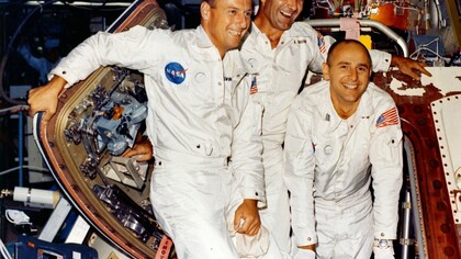 L’equipaggio di Apollo-12 durante una sessione di prove a bordo del Modulo di Comando “Yankee Clipper”. Da sinistra: il comandante Charles “Pit” Conrad; Richard Gordon Pilota CM e Alan Bean Pilota LM ,29 settembre 1969 (Credit NASA)