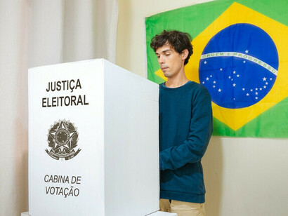 Um homem brasileiro vota em uma seção eleitoral durante as eleições