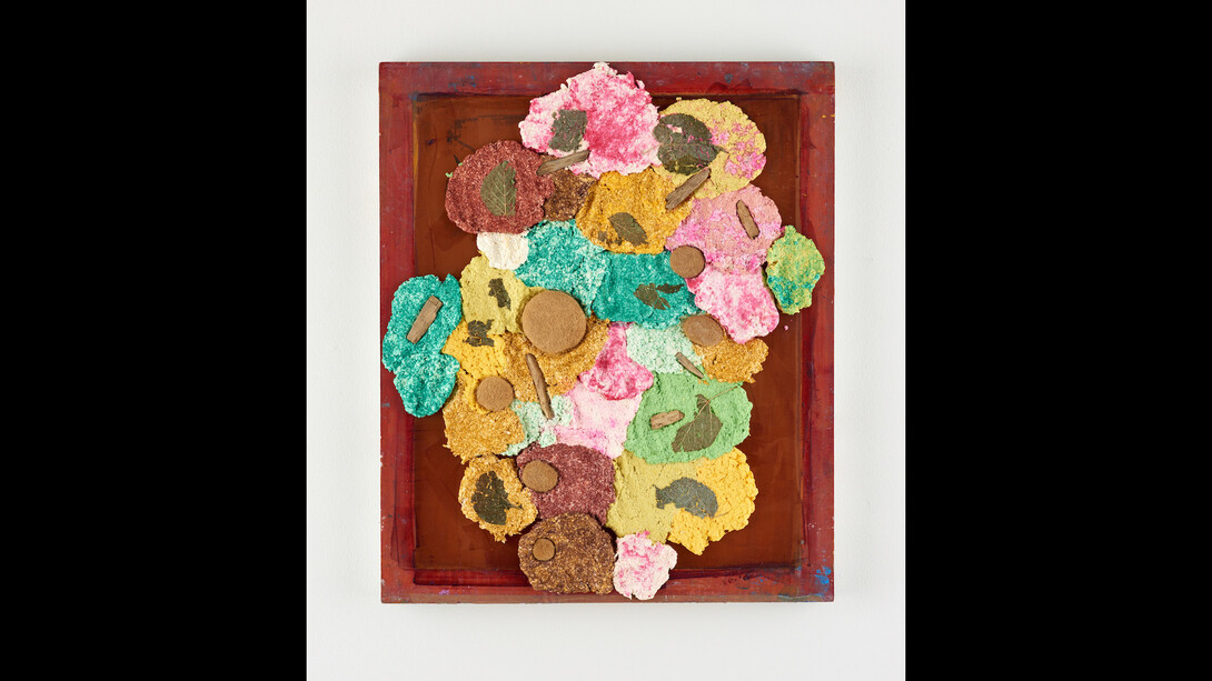 Ludovica Gioscia, Heinz, 2019. Paper mache made from pulps of: Heinz’s folder dividers, Mary’s hand made paper, leaves from the Generous Oak, algae, wood, newspaper, natural pigments, India ink, crepe paper, napkins, wallpaper paste and pva glue on screenprinting screen. 63.5 x 53.5 x 4 cm. Photographer Jonathon Bassett. Courtesy of VITRINE.

