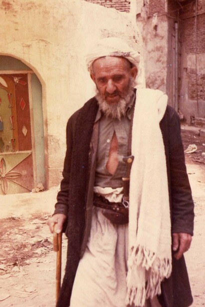 Foto ritratto di un uomo che cammina tra le strade della città di Sana'a