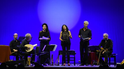 Patrizia Bovi, al centro, al Festival delle Nazioni di Città di Castello. Sempre attenta anche allo stile, l’artista sfoggia spesso un paio di sfiziose scarpe rosse