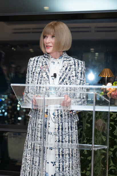 Na Vogue americana, Anna Wintour trouxe uma revolução visual e editorial que moldou o universo fashion. A Ordem do Império Britânico é concedida em cinco níveis, sendo que os dois mais altos conferem o título de Cavaleiro ou Dama. Pessoas que recebem o OBE, CBE ou MBE podem, posteriormente, ser promovidas a um nível superior, permitindo o uso de um título honorífico