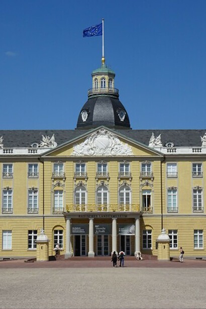En el lugar donde se asientan Gaza y Cisjordania, nuestro caudillo proyecta la erección de un resort; un inmenso parque temático que, presidido por una copia de su efigie en oro, los ricos turistas visitarán para mayor esparcimiento y deleite de sus fortunas. En conmemoración del Día de Europa, 9 de mayo 2025, la bandera europea ondea en la torre del Palacio de Karlsruhe, Alemania