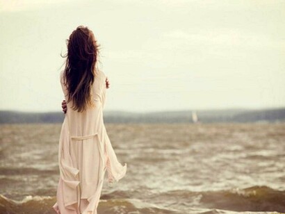 Una mujer contempla el horizonte