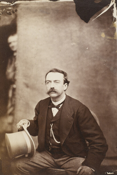 Cercle d’Etienne Carjat (1828-1906) (attribué à)
Monsieur Arnauldet (ou Charles Baudelaire surpris dans l'atelier d’Etienne Carjat), vers, décembre 1861, Epreuve albuminée à partir d'un négatif sur verre au collodion humide, 18 x 14 cm, Paris, Musée d’Orsay
© Musée d’Orsay, dist.RMN - Grand Palais / Patrice Schmidt