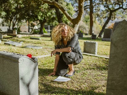 Uma mulher de luto em um cemitério