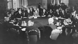 La conférence des Quatre à Paris (1946) réunit les puissances victorieuses de la Seconde Guerre mondiale au moment où se dessinent les nouveaux équilibres, les frontières et les rapports de force qui structureront l’ordre international de l’après-guerre