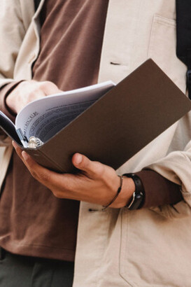 Professor de filosofia lê ementa de curso de filosofia