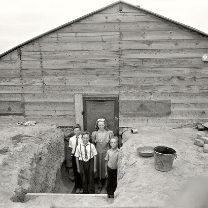 Dorothea Lange, Bambini della famiglia Free all'ingresso della loro casa, in abiti domenicali - Dead Ox Flat, Malheur County, Oregon, 1939. Per gentile concessione di Anna Defrancesco