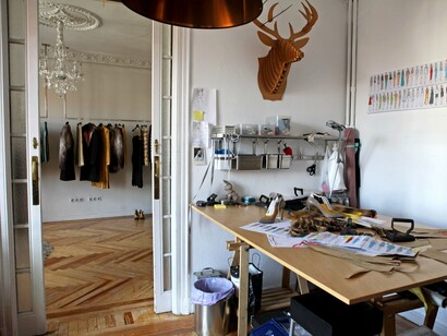 Dos de las salas del taller de la diseñadora en la calle Hortaleza de Madrid. Foto: Lucía Castillo