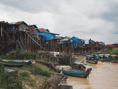 Las escuelas y casas flotantes de Bangladesh nos recuerdan que, incluso donde el mapa se desdibuja y el suelo desaparece, el habitar no se detiene. La arquitectura, si quiere seguir siendo relevante en los territorios más olvidados del planeta, deberá aprender a moverse. Casas flotantes en Bangladesh