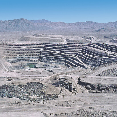 A través de mecanismos de subfacturación y falta de fiscalización portuaria, estas empresas evaden miles de millones de dólares cada año. Mina de Chuquicamata, Calama, Chile