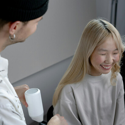 Silvia e Gerard. Sílvia gostava muito de Gerard, fazia maravilhas com os cabelos e já a tinha desenrascado inúmeras vezes