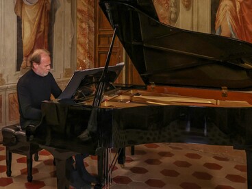 Italia, Frascati, Villa Sora, Salone delle Muse, il Maestro Gianni Maria Ferrini al pianoforte, ph. Angelo Larocca