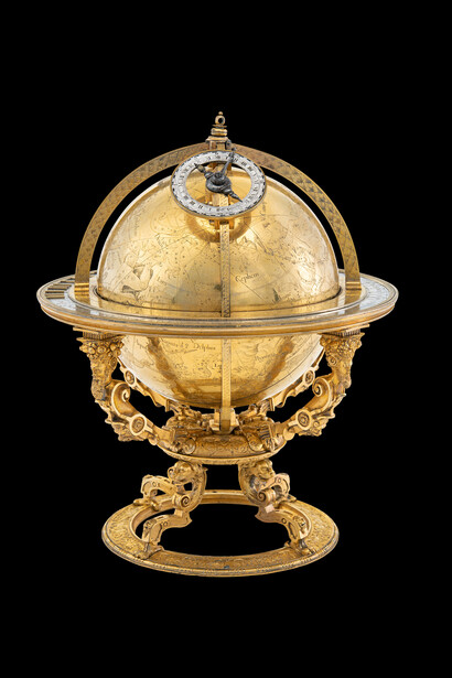 Globe céleste fabriqué par Jost Bürgi, 1594. Laiton doré
Le grand érudit Jost Bürgi (1552–1632) était horloger à la cour du landgrave de Cassel Guillaume IV, qui réunissait autour de lui des mathématiciens et des astronomes célèbres. Ce globe céleste, dont la réalisation technique et artistique est remarquable, est l’un des cinq exemplaires de Jost Bürgi conservés.

Copyright: Musée national suisse