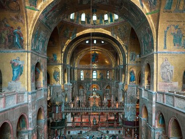 La particolare struttura architettonica della basilica favorì lo sviluppo della pratica dei cori spezzati, con gruppi di musicisti disposti in punti diversi dello spazio sacro. Basilica di San Marco, Venezia, Italia