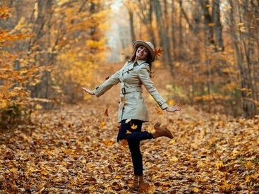 Mulher feliz. Não é só sobre reconhecer o que estamos sentindo, mas também sobre discernir quais emoções são benéficas e quais podem ser prejudiciais. Ao aprimorar nossa capacidade de perceber e expressar emoções com precisão, criamos uma comunicação mais clara e estabelecemos conexões mais autênticas com os outros