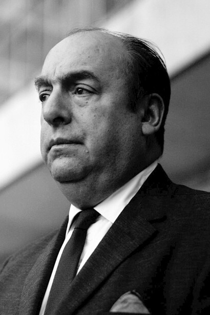 Pablo Neruda, escritor ganador del Nobel de literatura y autor del poema "Walking Around"