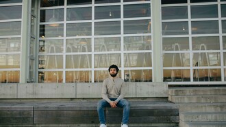 A insatisfação com o cotidiano, os planos de sucesso, realização, poder e ganho de dinheiro levam os indivíduos a empreender. O empreendimento é o que encarcera e mantém nutrido o desejo. Essa manutenção do desejo requer dedicação ao que se espera e que não existe, não está acontecendo. É a manutenção da quimera, dos dragões inexistentes que resolverão as dificuldades. Extenuados pela expectativa, esvaziados pelo despropósito de suas existências constroem castelos no ar. A manutenção deles desespera, cria esperanças e gera ansiedade