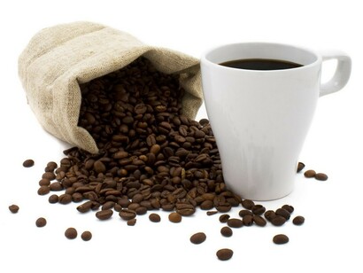 Un saco de café junto a una taza