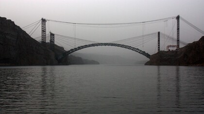 Il ponte sul fiume Giallo della ferrovia Junshuo in costruzione Ordos City, Cina