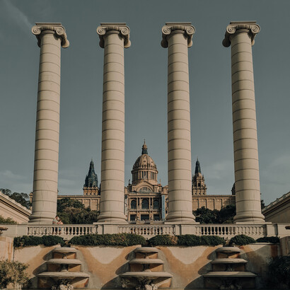 Arcos e fonte de água do Museu Nacional de Arte da Catalunha, em Catalunha, Espanha