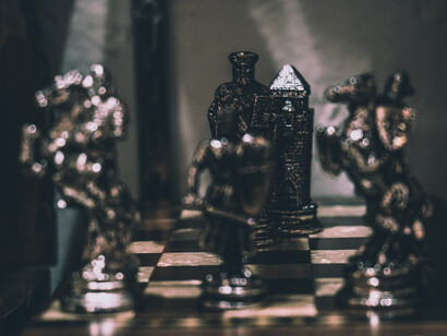 El apoyo empresarial es el principal sustento ideológico y financiero de estos movimientos, superando la necesidad de una base intelectual sólida