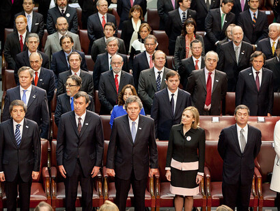Senadores y Diputados reunidos en el Salón de Honor del Congreso Nacional en Valparaíso, Chile. La capacidad de gobernar Chile se torna crecientemente difícil debido a la lógica cortoplacista