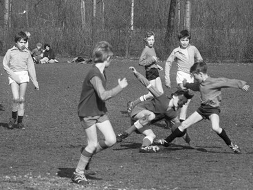¡Oscar! Piensas en él y en toda la pandilla, aquella que te integró a pesar de ser malo para cualquier deporte, especialmente para el fútbol… 