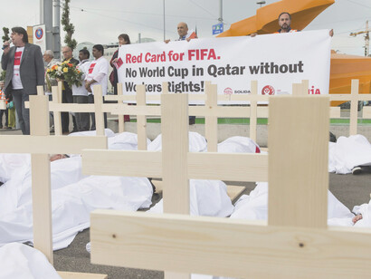 Manifestantes piden a la FIFA que mejore las condiciones de los trabajadores en las obras de construcción del estadio de Catar, Zúrich, Suiza, 29 de mayo de 2015