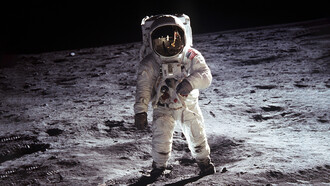 El astronauta Buzz Aldrin, piloto del módulo lunar, camina sobre la superficie de la Luna durante la expedición del Apolo 11, el 21 de julio de 1969
