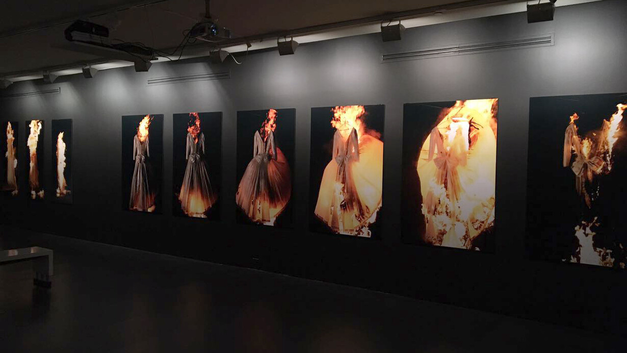 Fotosgrafias de una 'reliquia' (vestido de novia) en llamas. Exposición Mambo organizada por Adriana Marmorek