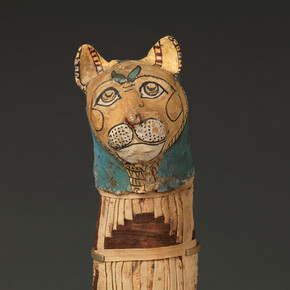 Momia de gato, materia orgánica, lino, cartonaje, periodo Tardío (664-332 a. de C.) o período Ptolemaico. © Museo del Louvre, Dist. RMN-GP. Foto: Christian Décamps.