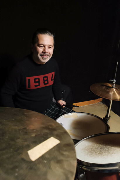 Alessandro Pagani. Secondo il mio punto di vista è anche grazie all'ironia che possiamo superare certi ostacoli della vita, cercando di esorcizzare le sventure guardandole da un altro punto di vista, con sguardo distaccato ma non meno significativo