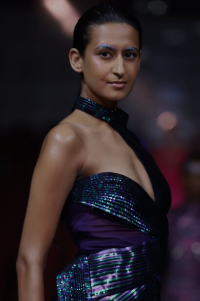 Modelo veste roupa elegante em tons metálicos