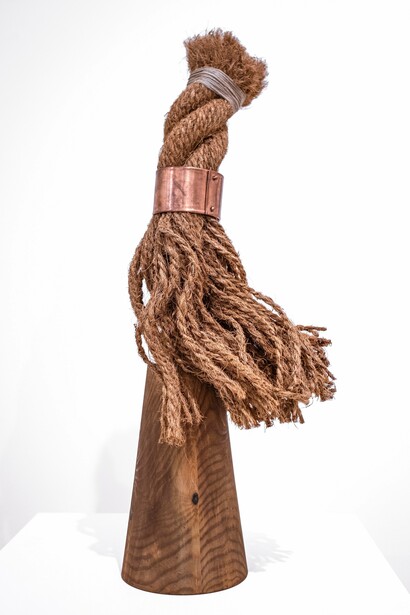 LR Vandy,
Dancing in Time: Copper Bottom, 2023.
Coir rope, copper, wood, jute, brass,
66 x 15 x 14 cm.
© LR Vandy.
Courtesy the Artist and October Gallery, London