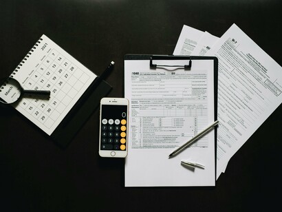 Documentos fiscais. Ao integrar a informação cadastral com os dados do IFAP, através do BUPi, ou do Cadastro Predial Geométrico ou de outros sistemas interoperáveis, o país pode garantir maior transparência na atribuição de apoios e reforçar o combate à fraude e à má utilização dos fundos públicos