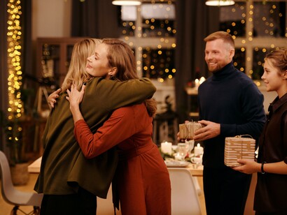 Cena di Natale. La cena è un momento di condivisione e unione familiare, durante il quale si creano ricordi preziosi 