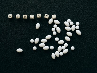 Un ambiente laboral saludable integra energía emocional positiva en resultados tangibles, como proyectos exitosos (ley de la integración)