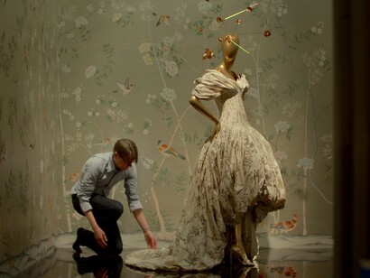 Andrew Bolton en una escena de The First Monday in May